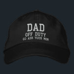Casquette Brodée Papa Off Duty Simple Moderne Typographie Personnal<br><div class="desc">Papa Off Duty Simple Modern Typographie personnalisée Brodé Casquette de baseball présente le simple texte brodé moderne "Papa,  hors service,  va demander à ta mère". Parfait comme cadeau pour papa pour la Fête des pères,  Noël,  anniversaire et plus. Créé par Evco Studio www.zazzle.com/store/evcostudio</div>