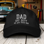 Casquette Brodée Papa Off Duty Simple Moderne Typographie Personnal<br><div class="desc">Papa Off Duty Simple Modern Typographie personnalisée Brodé Casquette de baseball présente le simple texte brodé moderne "Papa,  hors service,  va demander à ta mère". Parfait comme cadeau pour papa pour la Fête des pères,  Noël,  anniversaire et plus. Créé par Evco Studio www.zazzle.com/store/evcostudio</div>