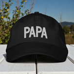 Casquette Brodée Papa Simple Tendance Moderne Typographie Personnal<br><div class="desc">Papa Simple Tendance Moderne Typographie Personnalisée Brodée Casquette de baseball présente le texte simple et moderne brodé "Papa". Parfait comme cadeau pour papa pour la Fête des pères,  Noël,  anniversaire et plus. Créé par Evco Studio www.zazzle.com/store/evcostudio</div>