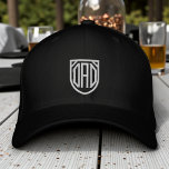 Casquette Brodée Papa Simple Typographie Moderne Personnalisé<br><div class="desc">Le Casquette de baseball brodé personnalisé Papa est un simple texte brodé moderne "Papa". Parfait comme cadeau pour papa pour la Fête des pères,  Noël,  anniversaire et plus. Créé par Evco Studio www.zazzle.com/store/evcostudio</div>