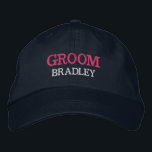Casquette Brodée Personnalisé Groom Bachelor Party Personnalisé<br><div class="desc">Ajoutez un nom et le rôle à jouer au mariage en cliquant sur le bouton "Personnalisé". Cette casquette chic et élégante est le souvenir parfait d'une escapade mémorable avec vos copains préférés. Le devant du casquette présente une typographie "Groom" d'inspiration sportive qui saisit parfaitement le plaisir et la camaraderie de...</div>