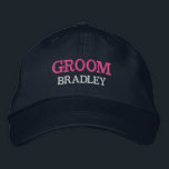 Casquette Brodée Personnalisé Groom Bachelor Party Personnalisé<br><div class="desc">Ajoutez un nom et le rôle à jouer au mariage en cliquant sur le bouton "Personnalisé". Cette casquette chic et élégante est le souvenir parfait d'une escapade mémorable avec vos copains préférés. Le devant du casquette présente une typographie "Groom" d'inspiration sportive qui saisit parfaitement le plaisir et la camaraderie de...</div>