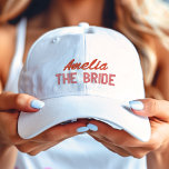 Casquette Brodée Rose et rouge La fête de la mariée Personnalisée<br><div class="desc">Nom de script rouge avec une description rose de "La mariée" brodée casquette casquette de baseball.</div>