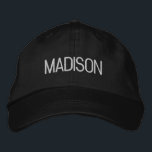 Casquette Brodée Texte de nom personnalisé minimaliste noir blanc<br><div class="desc">Minimaliste Nom personnalisé texte noir blanc brodé Casquette de baseball. Disponible en plusieurs couleurs</div>