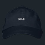 Casquette Brodée Texte KING en coton doux de broderie sophistiquée<br><div class="desc">Réglez la journée avec ce casquette de marine,  orné de texte "KING" en broderie sophistiquée. Le tissu en coton doux et la sangle réglable offrent un ajustement confortable et adapté à chaque occasion.</div>