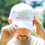 Casquette Brodée Votre nom de bateau Captain Nautical Stars Gold Si<br><div class="desc">Voilier en style avec un casquette brodé blanc et personnalisé avec votre grade de capitaine ou autre titre, votre nom ou nom de bateau et étoiles. Plusieurs couleurs de casquette et de fil à choisir. Fait un grand cadeau personnalisé pour la Fête des pères, la fête des mères ou toute...</div>