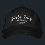 Casquette Brodée Voyage de filles Typographie de script moderne Per<br><div class="desc">Girls Trip Modern Script Typography Personnalisée Personnalisée Brodée Baseball Casquette dispose du texte simple et moderne brodé "Girls Trip" avec votre emplacement personnalisé et votre date ou année. Parfait pour votre prochain voyage de filles. Créé par Evco Studio www.zazzle.com/store/evcostudio</div>
