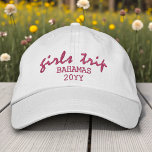 Casquette Brodée Voyage de filles Typographie de script moderne Per<br><div class="desc">Voyage de filles Typographie de script moderne Personnalisé Casquette de baseball brodée personnalisée avec le texte brodé moderne simple "Voyage de filles" avec votre lieu et date ou année personnalisés. Parfait pour votre prochain voyage entre filles. Créé par Evco Studio www.zazzle.com/store/evcostudio</div>