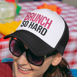 Casquette Brunch So Hard Magenta & Black<br><div class="desc">Brunch si dur ! Trucker chapeau met en scène une amusante pièce sur le rap lyrique en texte brut et moderne,  avec "Brunch" en rose magenta profond avec un léger effet sombre,  et le reste en noir classique.</div>