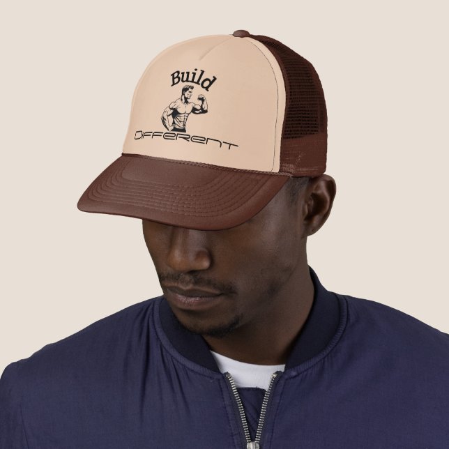 Casquette Build Different trucker hat (En situation)