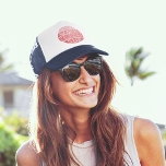Casquette Californie Soleil chaud Typographie Vintage Corail<br><div class="desc">Célébrez l'État d'Or avec notre chapeau de camionneur de citation estivale. Le design cool de l'été présente "In the Warm California Sun" en typographie vintage en détresse sur un dégradé d'eau ombre soleil illustration dans des teintes de soleil couchant brumeuses de rose et de corail.</div>