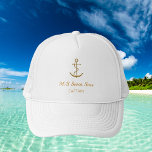 Casquette Capitaine du nom du bateau de l'ancre en or blanc<br><div class="desc">Un arrière - plan blanc. Décoré d'une fausse ancre vintage or. Personnalisez et ajoutez le nom,  le titre et le texte du bateau.</div>