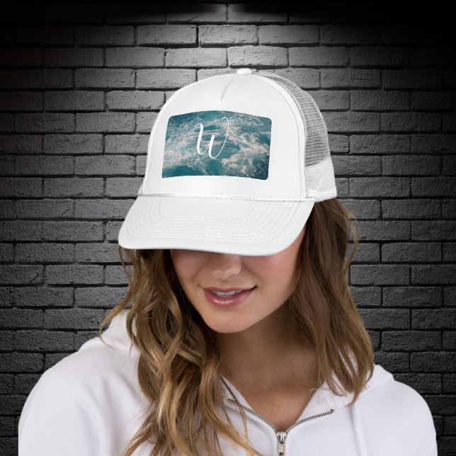 Casquette Caraibes mer Bleu blanc Vague crêtes Monogramme (Caribbean Seascape Blue White Wave Crests Monogram Trucker Hat)