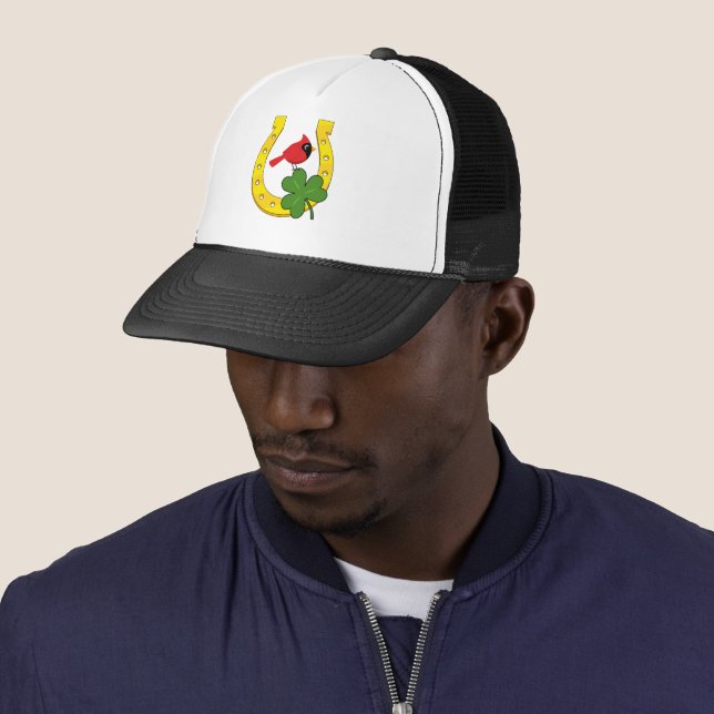 Casquette Cardinal rouge dans un fer à cheval doré avec trèf (En situation)
