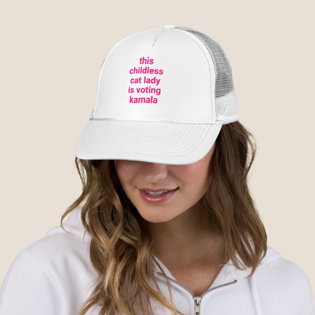 Casquette Cette femme de chat sans enfant vote kamala rose (En situation)