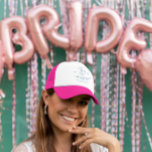 Casquette Champagne sur glace | Bachelorette Après Ski<br><div class="desc">Élevez vos fêtes après-ski avec cet élégant chapeau de Champagne sur Ice Trucker, l'accessoire parfait pour un week-end de bachelorette en hiver. Doté d'un design ludique avec skis croisés, verres à champagne et texte "Après Ski Club", ce camionneur qui allie plaisir et fonctionnalité. Le bord rose vif ajoute un éclat...</div>