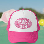 Casquette Champion de Pickleball Rose Maman Trucker Chapeau<br><div class="desc">Le chapeau de Trucker Champion de Pickleball Rose de Maman - elle peut vous laisser gagner - mais j'en doute.</div>