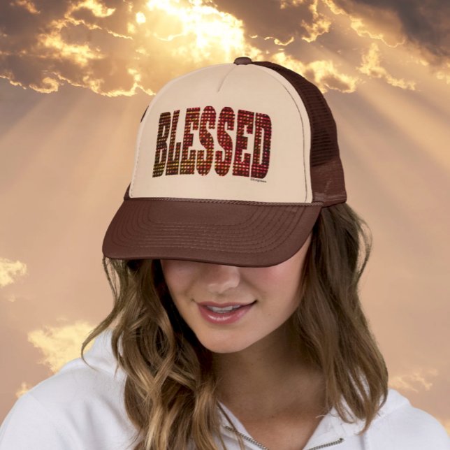 Casquette Chapeau de camion béni - Affirmation Faux Foil (Woman wearing tan/brown Trucker Hat that says Blessed in Faux Mettalic Letters, Rays of Light in Sky)