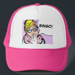 Casquette Chapeau de camion BINGO<br><div class="desc">B-I-N-G-O ! BINGO ! Cette bande dessinée a inspiré BINGO camionneur qui est sûr d'apporter un sourire au visage de n'importe quel amant de Bingo. Le design présente une femme délicieusement excentrique avec des cheveux blonds empilés sur la tête avec un arc rose, des lunettes pour oeil de chat, un...</div>