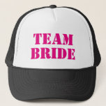 Casquette chapeaux de camionnette de l'équipe BRIDE rose<br><div class="desc">chapeaux de camionneur de TEAM BRIDE rose néon et noir bachelorette partie. Accessoires de mariage cool et fournitures de fête pour l'entourage de la mariée et de la mariée. Casquettes sur mesure avec modèle de typographie vintage pour l'équipe nuptiale. Faites vos propres casquettes pour demoiselles d'honneur, bonne d'honneur, amis, soeur,...</div>