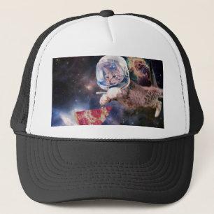 Casquette Chat d'astronaute chassant une tranche de pizza