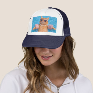 Casquette Chat glamour au bord de la piscine flottant dans l