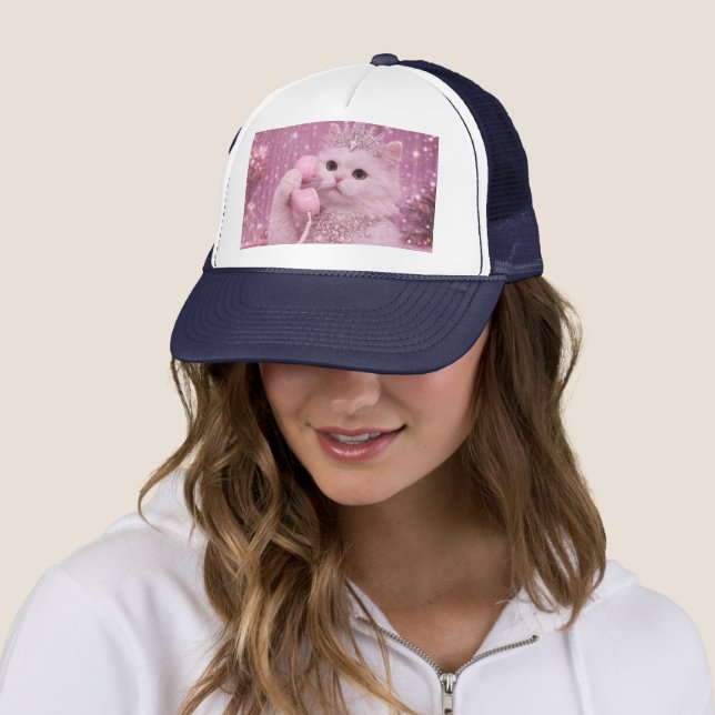 Casquette Chat Princesse Glamour Utilisant un Téléphone Rose (En situation)