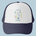 Casquette Chef chef personnalisé<br><div class="desc">Fun Head Chef design avec ustensiles de cuisine vintages pour votre chef préféré, cuisinier ou expert grill. Modifiez le nom et le texte à personnaliser.</div>