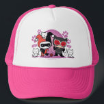 Casquette Chibi Harley Quinn & Chibi Catwoman Avec Chats<br><div class="desc">Regardez Chibi Catwoman jouer avec trois chatons blancs avec Chibi Harley Quinn qui attend impatiemment à côté d'elle.</div>