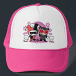 Casquette Chibi Harley Quinn & Chibi Catwoman Avec Chats<br><div class="desc">Regardez Chibi Catwoman jouer avec trois chatons blancs avec Chibi Harley Quinn qui attend impatiemment à côté d'elle.</div>
