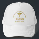 Casquette Chic Gold Médicale School Graduate sur mesure<br><div class="desc">Ce casquette chic or personnalisé de soins infirmiers ou d'études de médecine présente la typographie moderne pour une classe de 2025 diplômés. Customisez avec votre année de graduation sous le symbole caduceus pour de grands cadeaux personnalisés d'infirmière ou de médecin.</div>