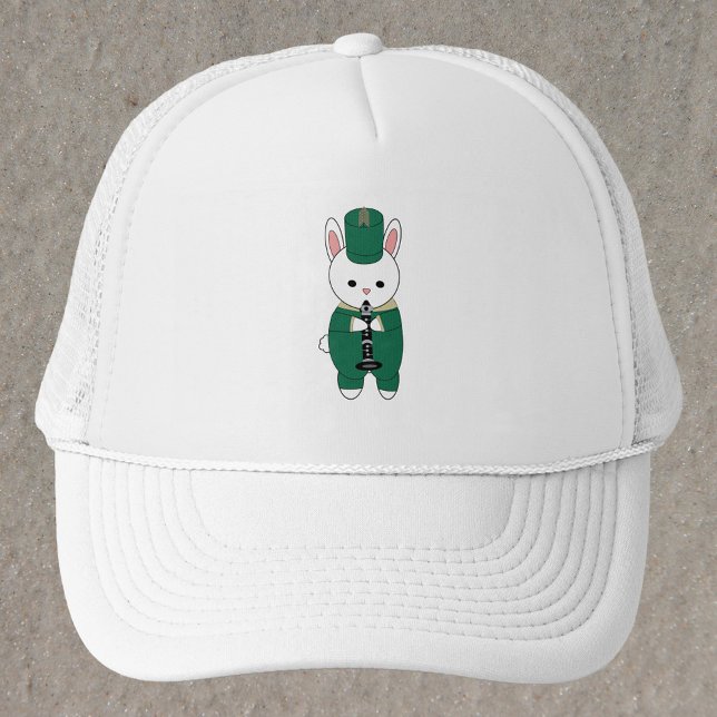 Casquette Clarinet Marching Band Lapin Vert Or (A hat with a rabbit playing the clarinet in a green & gold marching band uniform.)