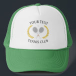 Casquette Club de Tennis customisé Raquettes Ball Logo Wreat<br><div class="desc">Logo minimaliste du club de tennis, avec deux raquettes de tennis blanches, des raquettes et un ballon de tennis gris. Avec votre club de tennis, il vous suffit de changer le texte comme vous le souhaitez et d'ajouter votre nom de club de tennis. Élégant cadeau de club de tennis de...</div>