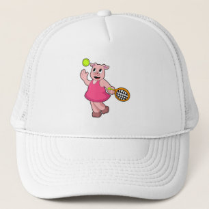Casquette Cochon au tennis avec raquette de tennis