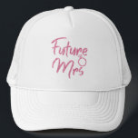 Casquette Couleur rose Futur Mme Trucker Chapeau<br><div class="desc">Futur rose étincelant Mme design est idéal pour la Fête des mariées ou la fête de Bachelorette, les fêtes de fiançailles et les prises de photos. Le nom de famille peut être facilement changé. Futur Madame lettering disponible en 6 couleurs éclatantes pour correspondre à votre tenue et thème de la...</div>