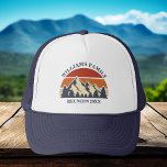 Casquette Coup de soleil sur la route de réunion familiale p<br><div class="desc">Ce coucher de soleil rétro cool sur des montagnes rocheuses dans la nature fait une image magnifique pour un ensemble de casquettes customisés pour une réunion de famille, un voyage sur la route ou des vacances d'été. Commémorez votre semaine de vacances avec des tee - shirts assortis pour maman, papa,...</div>