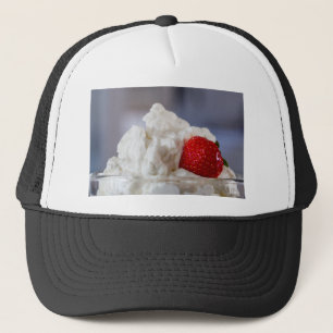 Casquette Crème aux fraises dans un bol de verre
