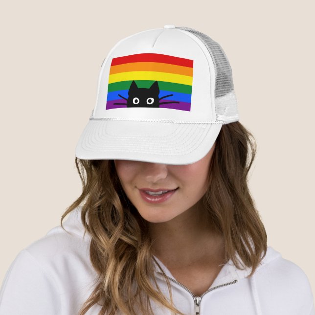 Casquette Curieux Peeking Chat noir avec drapeau arc-en-ciel (En situation)
