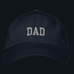 CASQUETTE DAD<br><div class="desc">Fête des pères parfaite réglable,  casquette personnalisable. Fait aussi un grand cadeau pour tous les Pères d'être. Ce casquette bleu marine est de haute qualité avec "Papa" brodé à l'avant. Ajoutez le nom de votre père pour personnaliser juste pour lui. Un cadeau spécial pour père spécial partout.</div>