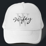 Casquette de camionneur de WIFEY pour épouser la<br><div class="desc">Casquette de camionneur de WIFEY pour épouser la jeune mariée. Idée drôle de cadeau de lune de miel pour l'épouse de nouveaux mariés. Conception faite sur commande de monogramme avec la typographie élégante de manuscrit. Casquette noir et blanc chic de logo. Les accessoires de mariage pour la noce, douche nuptiale,...</div>