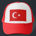 Casquette de drapeau de la Turquie<br><div class="desc">Ce casquette de camionneur folâtre le drapeau de la Turquie. Gardez une tête fraîche avec un petit talent turc.</div>
