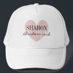 Casquette de femme de chambre de nom personnalisée<br><div class="desc">Chapeau de camionneur de nom personnalisé pour mariée et demoiselle d'honneur. Icône coeur vintage avec nom ou monogramme lettres initiales et typographie de script stylisée. Un beau mariage pour les casquettes pour les invités, les amis et la famille. Faites votre propre pour que la mariée soit mariée et l'entourage de...</div>