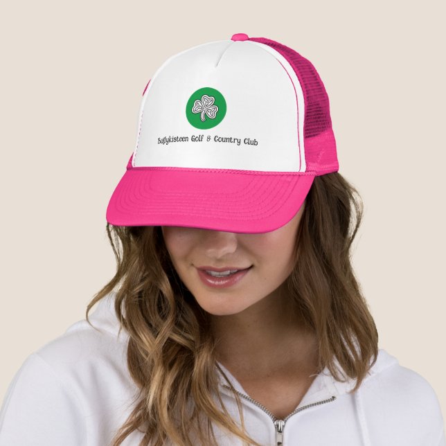 Casquette de golf rose customisé avec logo et nom (En situation)