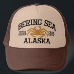 Casquette de l'ALASKA de MER de BÉRING<br><div class="desc">Limule d'Alaska avec des mots de l'ALASKA de MER de BÉRING enveloppés autour. Le PORT et le CRABE NÉERLANDAIS SERVENT D'ÉQUIPIER des mots près de crabe. CADEAUX MERVEILLEUX POUR DES FANS DE LA PÊCHE DE CRABE !</div>