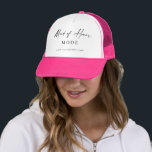 Casquette Demoiselle d'honneur | Équipe de mariée pour enter<br><div class="desc">Célébrez votre fille d'honneur en style avec ce chapeau « Maid of Honor Mode », conçu pour les escapades ensoleillées et les aventures inoubliables d'enterrement de vie de jeune fille. Doté d'une écriture noire élégante sur un devant blanc et d'un bord rose vif, c'est l'accessoire parfait pour la plus fidèle...</div>