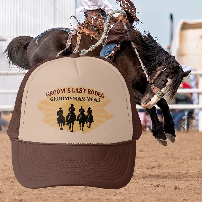 Casquette Dernier Garçon d'honneur de Rodéo Nom personnalisé (Last Rodeo Groomsman Custom Name Cowboy Sunset Trucker Hat)