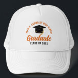 Casquette Diplômé Orange sur mesure<br><div class="desc">Ces casquettes de troisième cycle de la coutume orange moderne portent votre nom de lycée ou de collège pour la classe de 2025. Customisez avec votre année de graduation sous le script manuscrit chic et le casquette noir grad pour une grande fête de graduation personnalisée faveur cadeau.</div>