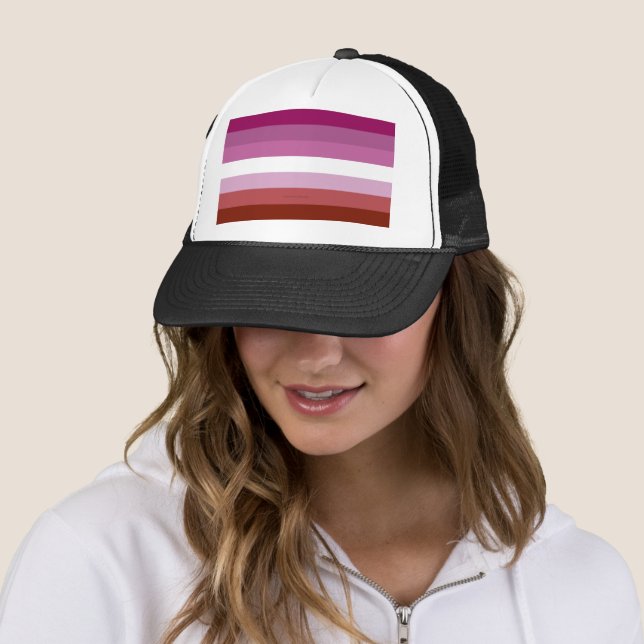Casquette Drapeau de fierté lesbienne de SlipperyJoe's fémin (En situation)