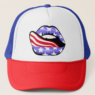 Casquette Drapeau des USA dans des lèvres sensuelles avec la