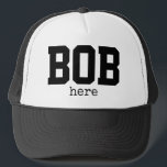 Casquette Drôle Bob Ici Trucker Chapeau<br><div class="desc">Ce dessin drôle présente les mots "BOB here" en gras typographie. Vous pouvez changer les mots à ce que vous voulez. Si vous avez besoin d'aide sur la personnalisation ou un autre article personnalisé de mes magasins, envoyez-moi un courriel à ybnormalone@gmail.com. Veuillez consulter nos autres articles de Bob à l'adresse...</div>